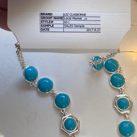 BRAND NEW Liz Claiborne Blue Gem Necklace - Picture 4 of 4